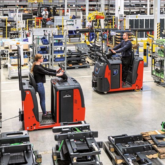 Alle Modelle sind nur 800 Millimeter breit und lassen sich auch in engen Fahrgassen bequem manövrieren. Alle Modelle sind nur 800 Millimeter breit und lassen sich auch in engen Fahrgassen bequem manövrieren.