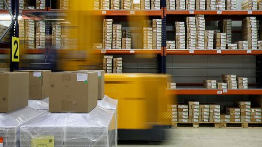 „Grünes“ Warehouse Management gestaltet die Logistik beispielsweise durch kürzere Fahrwege nachhaltig und kann gleichzeitig Betriebskosten senken. „Grünes“ Warehouse Management gestaltet die Logistik beispielsweise durch kürzere Fahrwege nachhaltig und kann gleichzeitig Betriebskosten senken.
