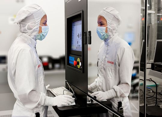 Im Halbleiter in Reutlingen testet Bosch, wie 5G in einer realen Produktion einsetzbar ist. Auch in der neuen Waferfabrik in Dresden will man 5G nutzen. Im Halbleiter in Reutlingen testet Bosch, wie 5G in einer realen Produktion einsetzbar ist. Auch in der neuen Waferfabrik in Dresden will man 5G nutzen.