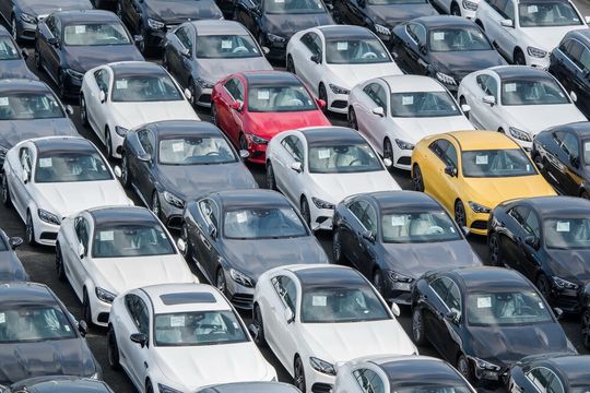 Die Zuordnung der Aufträge für die Fahrzeugbewegungen auf dem Autoterminal erfolgt abhängig vom Standort der Fahrzeuge und der Fahrerinnen und Fahrer. Kommuniziert wird über mobile Apps. Die Zuordnung der Aufträge für die Fahrzeugbewegungen auf dem Autoterminal erfolgt abhängig vom Standort der Fahrzeuge und der Fahrerinnen und Fahrer. Kommuniziert wird über mobile Apps.