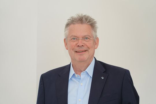 Rainer Kurtz ist CEO der Kurtz GmbH, die sich jüngst neu aufgestellt hat. In diesem Interview spricht er über die Beweggründe, die Auswirkung der Coronakrise und über neue Technologien zum Schäumen. Rainer Kurtz ist CEO der Kurtz GmbH, die sich jüngst neu aufgestellt hat. In diesem Interview spricht er über die Beweggründe, die Auswirkung der Coronakrise und über neue Technologien zum Schäumen.