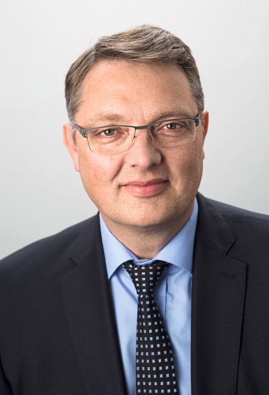 Jörg Wuttke wird Nachfolger von Wilhelm-Friedrich Burger in der Werk- und Geschäftsleitung der SKF GmbH in Schweinfurt. Jörg Wuttke wird Nachfolger von Wilhelm-Friedrich Burger in der Werk- und Geschäftsleitung der SKF GmbH in Schweinfurt.