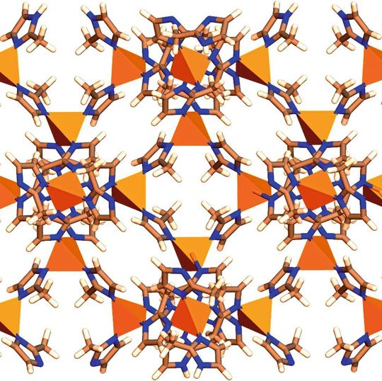 Das poröse Netzwerk von ZIF-67: Die Metallzentren aus Kobalt (Pyramiden) sind über Methylimidazolat (Stäbchen und Ringe) miteinander verbunden. Das poröse Netzwerk von ZIF-67: Die Metallzentren aus Kobalt (Pyramiden) sind über Methylimidazolat (Stäbchen und Ringe) miteinander verbunden.