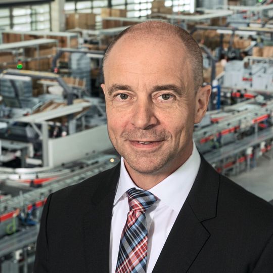 Alexander Gerfer, CTO der Würth Elektronik eiSos Gruppe: „Die Pandemie war schmerzhaft, aber es war ein Schub in Richtung gesellschaftlicher
Digitalisierung.“ Alexander Gerfer, CTO der Würth Elektronik eiSos Gruppe: „Die Pandemie war schmerzhaft, aber es war ein Schub in Richtung gesellschaftlicher
Digitalisierung.“