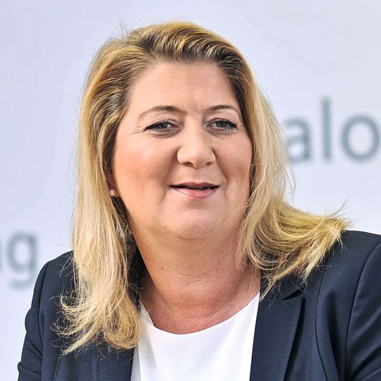 Nach ihrem Abschluss als Betriebswirtin 1991 begann Carolin Paulus bei Demag in Wetter an der Ruhr als kaufmännische Projektleiterin. Ab 2006 war sie als Senior Manager für das deutsche Servicegeschäft verantwortlich. Heute leitet Paulus als Executive Vice President das Geschäftsfeld Industrial Equipment beim finnischen Unternehmen Konecranes, zu dem Demag seit 2017 gehört.