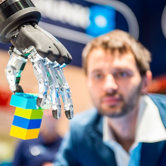 Bis 2022 werden weltweit voraussichtlich etwa 4 Mio. Industrieroboter in den Fabriken im Einsatz sein. Bis 2022 werden weltweit voraussichtlich etwa 4 Mio. Industrieroboter in den Fabriken im Einsatz sein.