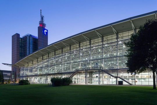 In Halle 2 des Hannover-Messe-Geländes wird es auf 15.000 m² zum Logistics Summit – natürlich mit gebührendem „Corona-Abstand“ – über 20 Messestände und zwei Bühnen geben. In Halle 2 des Hannover-Messe-Geländes wird es auf 15.000 m² zum Logistics Summit – natürlich mit gebührendem „Corona-Abstand“ – über 20 Messestände und zwei Bühnen geben.