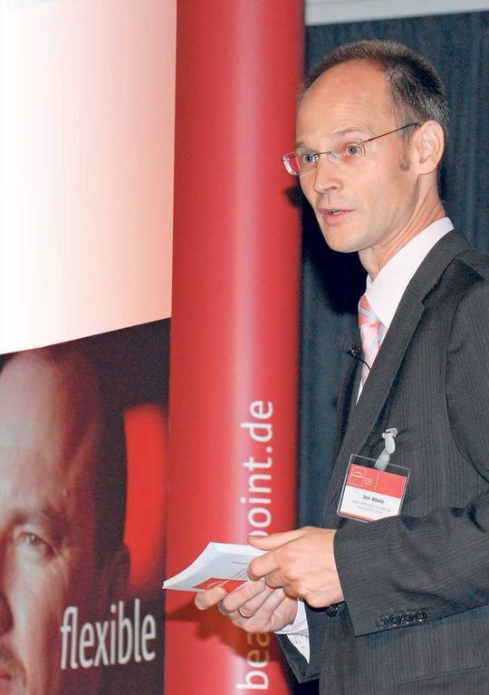 Antrieb. Jon Abele ist der Überzeugung, dass neue Organisationsmodelle und eGovernment die Verwaltung der Zukunft prägen werden Antrieb. Jon Abele ist der Überzeugung, dass neue Organisationsmodelle und eGovernment die Verwaltung der Zukunft prägen werden