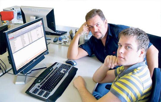 IT-Leiter Hardy Hessenius (hinten) und Sachbearbeiter Sascha Woll IT-Leiter Hardy Hessenius (hinten) und Sachbearbeiter Sascha Woll