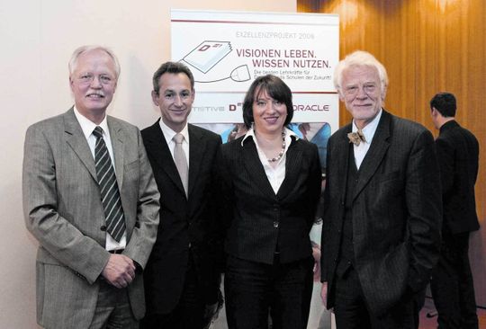 Partner des D21-Projekts: Prof. Ewald Terhart (Mitglied des Projektbeirats, Universität Münster), Hannes Schwaderer (Geschäftsführer Intel), Claudia Mrotzek (Manager Government Affairs, Oracle), Prof. E. Jürgen Zöllner (Senator für Bildung, Wissenschaft und Forschung, Berlin) Partner des D21-Projekts: Prof. Ewald Terhart (Mitglied des Projektbeirats, Universität Münster), Hannes Schwaderer (Geschäftsführer Intel), Claudia Mrotzek (Manager Government Affairs, Oracle), Prof. E. Jürgen Zöllner (Senator für Bildung, Wissenschaft und Forschung, Berlin)