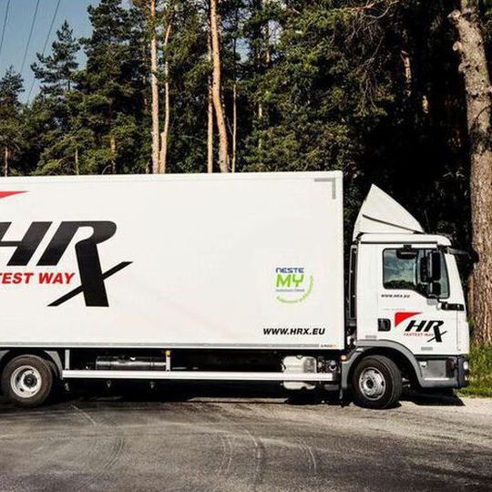 With Neste My Renewable Diesel, the HRX Group can reduce greenhouse gas emissions from deliveries calculated over the life cycle by up to 90 %, compared to fossil diesel. With Neste My Renewable Diesel, the HRX Group can reduce greenhouse gas emissions from deliveries calculated over the life cycle by up to 90 %, compared to fossil diesel.