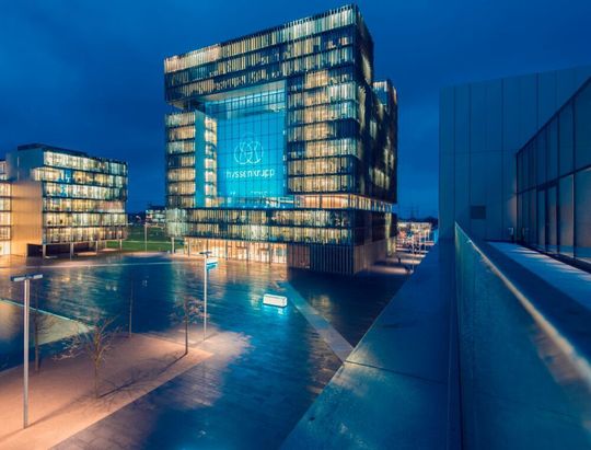 Wegen des corona-bedingten Einbruchs der Wirtschaft schreibt Thyssenkrupp tiefrote Zahlen. Wegen des corona-bedingten Einbruchs der Wirtschaft schreibt Thyssenkrupp tiefrote Zahlen.