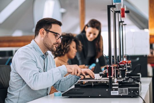 Im zweiten Quartal 2020 suchten Betriebe nur noch 500 Konstruktionsingenieure – mehr als die Hälfte weniger als noch Anfang 2018 (damals 1.100). Im zweiten Quartal 2020 suchten Betriebe nur noch 500 Konstruktionsingenieure – mehr als die Hälfte weniger als noch Anfang 2018 (damals 1.100).