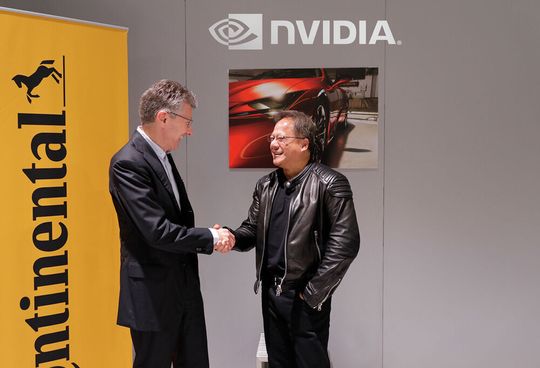 Continental CEO Dr. Elmar Degenhart (links) und Nvidia-Gründer und CEO Jensen Huang (rechts) einigen sich auf gemeinsame Entwicklung Künstlicher Intelligenz für selbstfahrende Fahrzeuge.