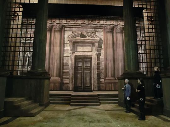 Der laut Hersteller weltweit größte Textildrucker bringt großflächige Motive nahtlos auf bis zu 12 m breiten Textilbahnen auf. So entstehen Kulissenbilder wie hier bei den Salzburger Festspielen.