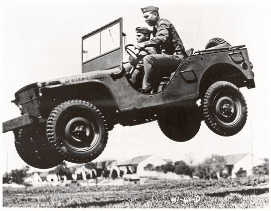 Diese Soldaten springen mit dem Jeep über Hügel, um zu beweisen, dass er das ohne Beschädigung aushält.