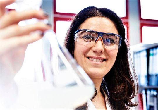 Zeller+Gmelin präsentiert mit Zubora 57 H Ultra einen Kühlschmierstoff, der sowohl bei Raumtemperatur als auch bei 40 °C weder ausflockt noch trüb wird. Der Beweis für seine Langlebigkeit. Zeller+Gmelin präsentiert mit Zubora 57 H Ultra einen Kühlschmierstoff, der sowohl bei Raumtemperatur als auch bei 40 °C weder ausflockt noch trüb wird. Der Beweis für seine Langlebigkeit.