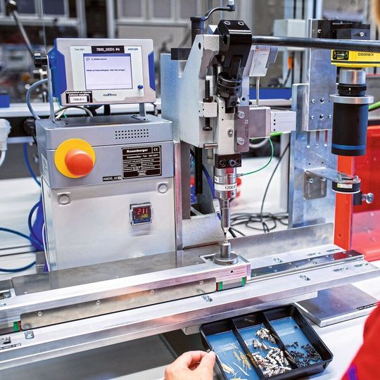 Das Prozessüberwachungssystem Maxymos von Kistler führt die Produktionsmitarbeiterin über das Display durch den Montageprozess. Das Prozessüberwachungssystem Maxymos von Kistler führt die Produktionsmitarbeiterin über das Display durch den Montageprozess.