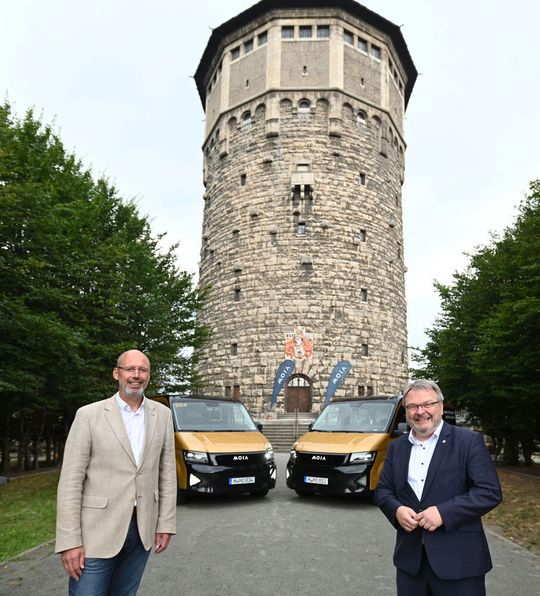 Jens-Michael May, CEO der Moia Operations Germany GmbH (l.), und Thomas Hermann, Bürgermeister der Stadt Hannover, nach der Premierenfahrt.