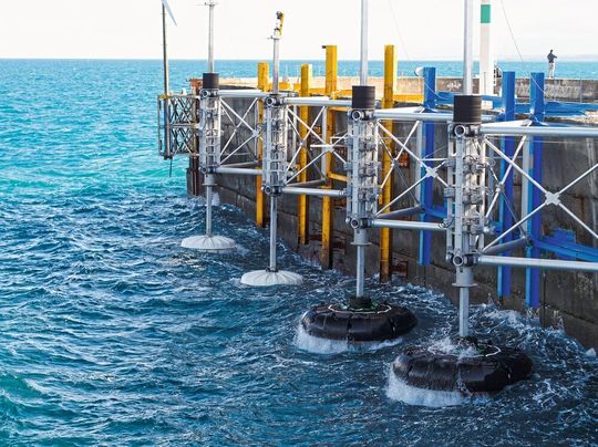 Das Wellenkraftwerk in Heraklion ist grundlastfähig, d.h. es liefert auch dann Energie, wenn andere alternative Erzeuger wetterbedingt Pause machen.