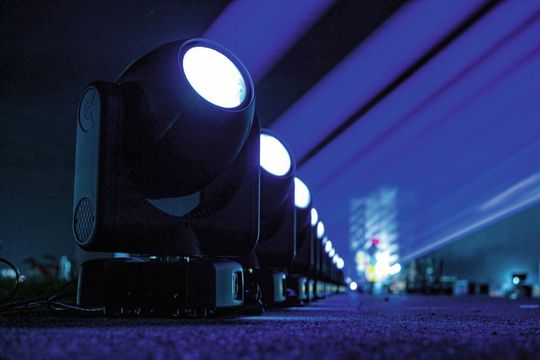 Die Bühnenscheinwerfer bei der „Black Ice World Tour“ von AC/DC werden mit Schutzschaltern von E-T-A abgesichert.