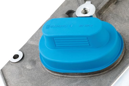 Pöppelmann stellt drei neue PCR-Schutzelemente (Post Consumer Rezyklat) für Hochvoltstecker vor. Hier die Steckerkappe GPN 384, die komplett aus Rezyklat besteht. Pöppelmann stellt drei neue PCR-Schutzelemente (Post Consumer Rezyklat) für Hochvoltstecker vor. Hier die Steckerkappe GPN 384, die komplett aus Rezyklat besteht.