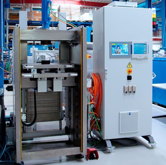 Versuchsarbeitsplatz von Kistler bestehend aus Gestell, NC-Fügemodul sowie Schaltschrank mit Messtechnik, Steuerung und Datenerfassung.