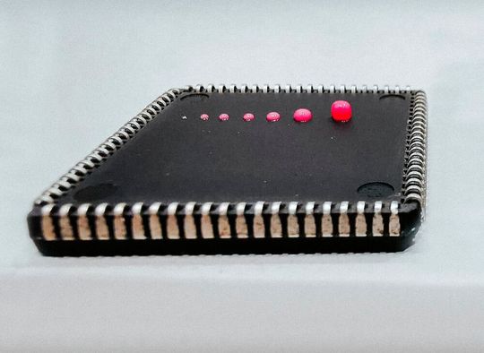 Fast schon Additive Fertigung! Ein neuer Attach-Klebstoff von Delo heißt Monopox EG2596 und unterstützt den Leiterplattenbau. Damit kann man auch einfache Strukturen aufbauen. Fast schon Additive Fertigung! Ein neuer Attach-Klebstoff von Delo heißt Monopox EG2596 und unterstützt den Leiterplattenbau. Damit kann man auch einfache Strukturen aufbauen.