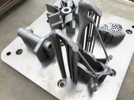 Im 3D-Metalldruck müssen Stützstrukten aufwändig manuell entfernt werden. Ein automatisiertes Verfahren könnte ein Bauteil um 25 % günstiger machen. Im 3D-Metalldruck müssen Stützstrukten aufwändig manuell entfernt werden. Ein automatisiertes Verfahren könnte ein Bauteil um 25 % günstiger machen.