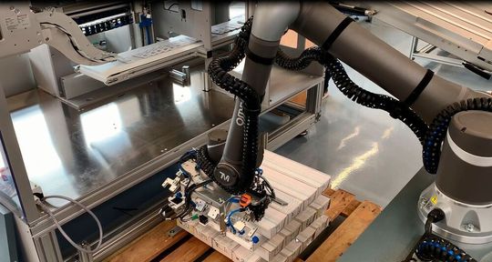 Das Cobot-Projekt von Kraus Maschinenbau und Omron soll voraussichtlich auf der Achema 2021 vorgestellt werden. Das Cobot-Projekt von Kraus Maschinenbau und Omron soll voraussichtlich auf der Achema 2021 vorgestellt werden.