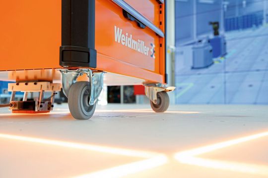 Mit dem intelligenten Boden hat Bosch Rexroth ein System entwickelt, mit dem sich starre Produktionslinien zu modularen Fertigungsprozessen mit mobilen und weitgehend selbstständigen Maschinen- und Anlagenteilen wandeln.