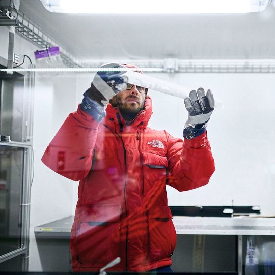 Ein Berner Forscher inspiziert ein Segment eines Eiskerns im Tiefkühl-Labor der Universität Bern. Ein Berner Forscher inspiziert ein Segment eines Eiskerns im Tiefkühl-Labor der Universität Bern.