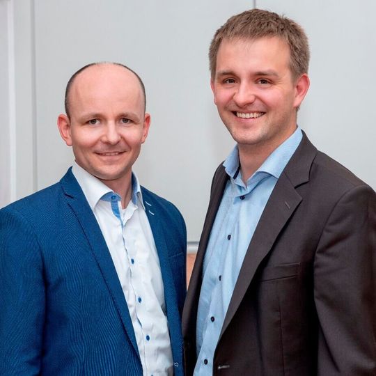 Hendrik Niemann (links) und Hannes Collenburg leiten die Geschicke der Elektrosil-Gruppe: „Kundenbedürfnisse entwickeln sich immer weiter – Krise hin oder her!“ Hendrik Niemann (links) und Hannes Collenburg leiten die Geschicke der Elektrosil-Gruppe: „Kundenbedürfnisse entwickeln sich immer weiter – Krise hin oder her!“