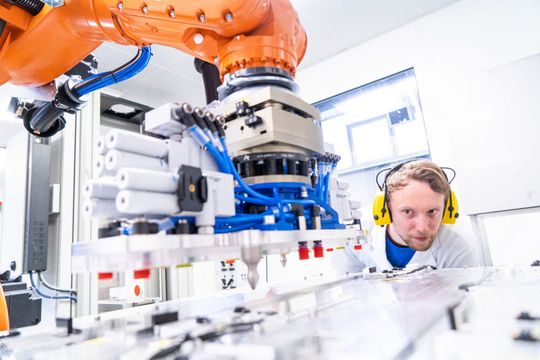 Das Hyfab-Projekt forciert die Massenproduktion von Brennstoffzellen. Das baden-württembergische Wirtschaftsministerium fördert den Ausbau des ZSW mit 10,5 Millionen Euro. Das Hyfab-Projekt forciert die Massenproduktion von Brennstoffzellen. Das baden-württembergische Wirtschaftsministerium fördert den Ausbau des ZSW mit 10,5 Millionen Euro.