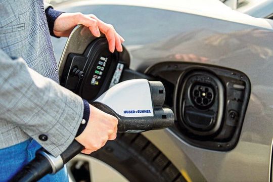 Mit dem Gleichstrom-Hochleistungsladekabel Radox können die Betreiber von Gleichstrom-Schnellladestationen von 50 kW bis 500 kW alle Ladekabel aus einer Hand beziehen.