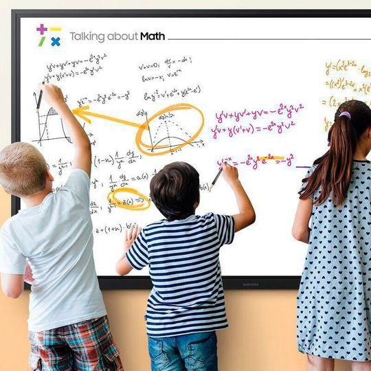 Digitales Flipchart mit 85'' und UHD-Auflösung. Digitales Flipchart mit 85'' und UHD-Auflösung.