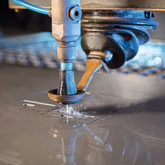 Mit dem Hochdruck-Wassertrahl lassen sich Stähle, Leicht- und Buntmetalle sowie Stein, Keramik, Kunststoffe und Gummi genau und zuverlässig schneiden. Mit dem Hochdruck-Wassertrahl lassen sich Stähle, Leicht- und Buntmetalle sowie Stein, Keramik, Kunststoffe und Gummi genau und zuverlässig schneiden.