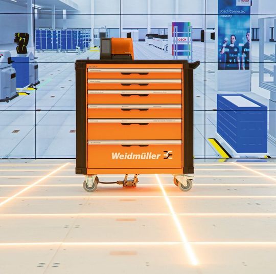 Fahrerloses Transportsystem (FTS) lässt sich berührungslos mit Strom versorgen.