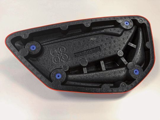 Die standardisierten K-Fix-Befestigungselemente ermöglichen auch bei Materialwechsel einen nahtlosen Übergang, wodurch sich beispielsweise geschäumte Innenverkleidungen an jeder Rohbautür befestigen lassen.