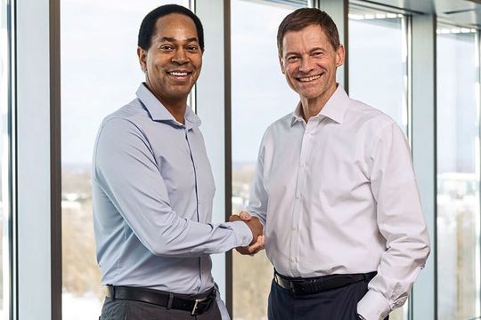 Kim Fausing, Präsident und CEO von Danfoss (rechts) und Craig Arnold, Vorstandsvorsitzender und CEO von Eaton (links) Kim Fausing, Präsident und CEO von Danfoss (rechts) und Craig Arnold, Vorstandsvorsitzender und CEO von Eaton (links)