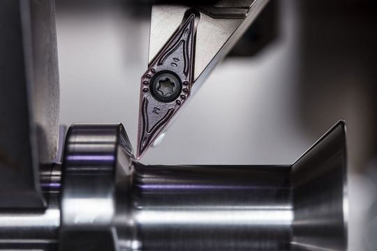 Schlichten der Rolle mit einer Boehlerit VCMT160404-FP LCP15T. Schlichten der Rolle mit einer Boehlerit VCMT160404-FP LCP15T.