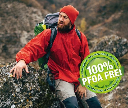 Abb.1: Beim Kauf von Outdoorkleidung kann man heutzutage auf die Bezeichnung „PFOA-frei“ stoßen. Abb.1: Beim Kauf von Outdoorkleidung kann man heutzutage auf die Bezeichnung „PFOA-frei“ stoßen.