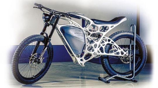 Die komplex verzweigte Rahmen-Hohlstruktur des Light Riders wurde additiv gefertigt und weist mit 6 kg eine Gewichtsersparnis von 30 % zu herkömmlichen Rahmen auf. Die komplex verzweigte Rahmen-Hohlstruktur des Light Riders wurde additiv gefertigt und weist mit 6 kg eine Gewichtsersparnis von 30 % zu herkömmlichen Rahmen auf.
