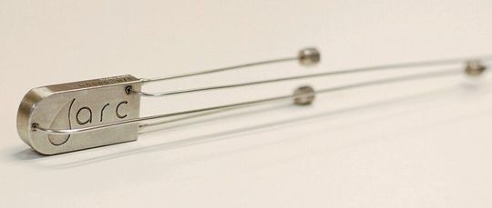 Der 3D-gedruckte Mikroreaktor misst 50 mm × 25 mm und integriert mehrere strömungsoptimierte Kanäle und Reaktionskammern sowie eine Heizung und Temperaturmesseinrichtung. Der 3D-gedruckte Mikroreaktor misst 50 mm × 25 mm und integriert mehrere strömungsoptimierte Kanäle und Reaktionskammern sowie eine Heizung und Temperaturmesseinrichtung.