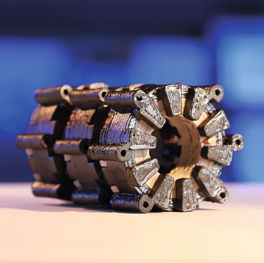 Diese Statoren einer dreiphasigen wickelkopflosen Reluktanzmaschine wurden mittels 3D-Multimaterialdruck hergestellt. Diese Statoren einer dreiphasigen wickelkopflosen Reluktanzmaschine wurden mittels 3D-Multimaterialdruck hergestellt.
