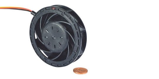 Das kleine Lüftermodell von Telemeter Electronic weist eine extrem flache Bauform auf.