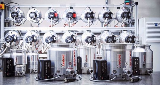 Zwei neue Größen der Turbomolekularpumpen bietet Leybold für Forschungs- und Industrie-Anwendungen an. Zwei neue Größen der Turbomolekularpumpen bietet Leybold für Forschungs- und Industrie-Anwendungen an.
