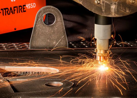 Jetzt wird beim Blechschneiden ordentlich Feuer gemacht. Denn Thermacut hat mit dem handgeführten Plasmaschneidsystem EX-Trafire 45SD ein besonders Flexibles Schneidgerät entwickelt. Jetzt wird beim Blechschneiden ordentlich Feuer gemacht. Denn Thermacut hat mit dem handgeführten Plasmaschneidsystem EX-Trafire 45SD ein besonders Flexibles Schneidgerät entwickelt.