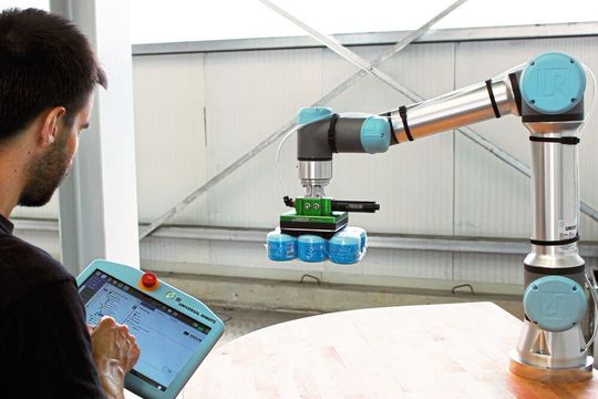 Universal Robots a été créée en 2005 pour rendre la technologie robotique accessible à tous en développant de petits robots flexibles, faciles d’utilisation et à un prix raisonnable. Universal Robots a été créée en 2005 pour rendre la technologie robotique accessible à tous en développant de petits robots flexibles, faciles d’utilisation et à un prix raisonnable.