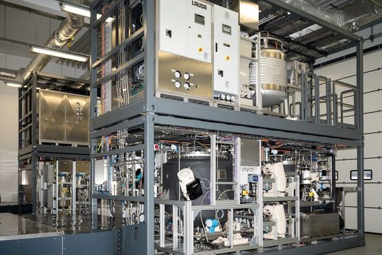 Modulare Anlage zur ressourceneffizienten Herstellung von Lederchemikalien: Gerbereien können damit Falzspäne aus der Lederherstellung direkt vor Ort wiederverwerten und daraus vollautomatisch Nachgerbstoffe der Marke X-Biomer produzieren. Modulare Anlage zur ressourceneffizienten Herstellung von Lederchemikalien: Gerbereien können damit Falzspäne aus der Lederherstellung direkt vor Ort wiederverwerten und daraus vollautomatisch Nachgerbstoffe der Marke X-Biomer produzieren.